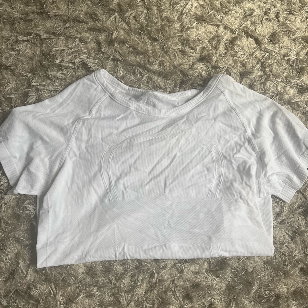 white size 6 lululemon short-sleeved swiftly tech